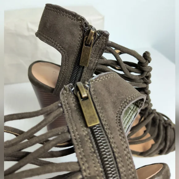 BAMBOO Stash 7 Dark Green Heel and Open-Toe Design - Picture 4 of 11